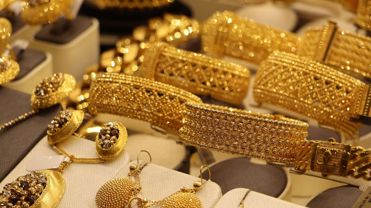 Pulseras y joyas de oro expuestas en una vitrina
