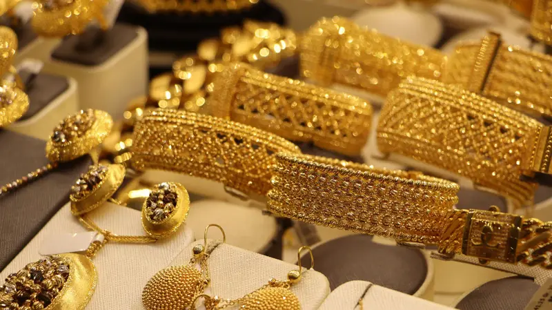 Pulseras de oro en una vitrina