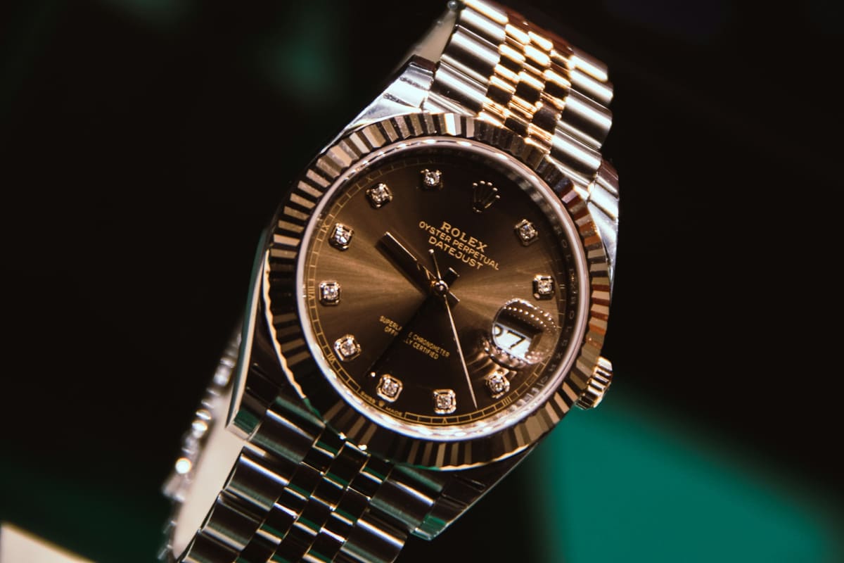 Reloj Rolex Datejust de acero y oro con esfera marrón y diamantes