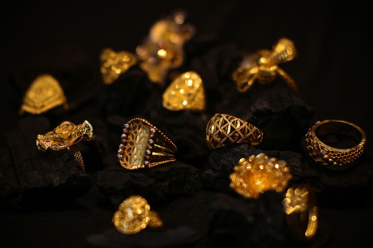 Anillos de oro labrados sobre trozos de carbón