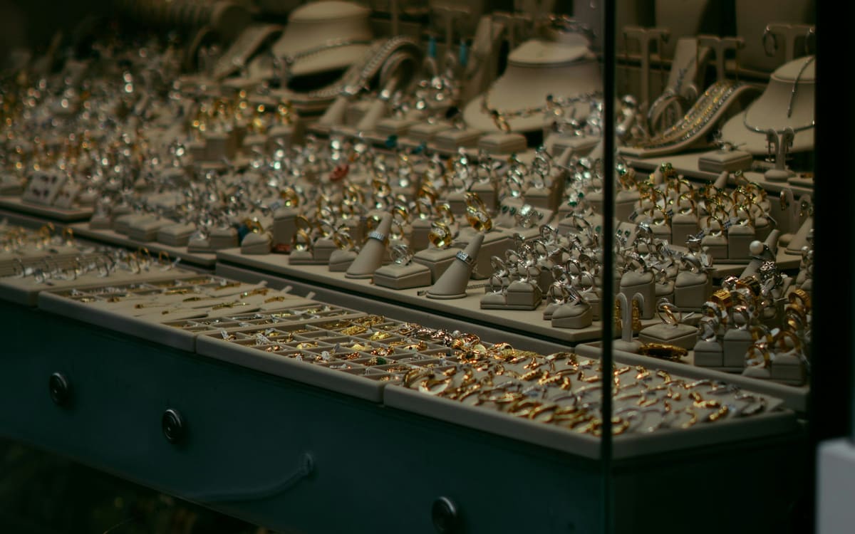 Vitrina de una joyería llena de anillos, cadenas y pendientes de oro