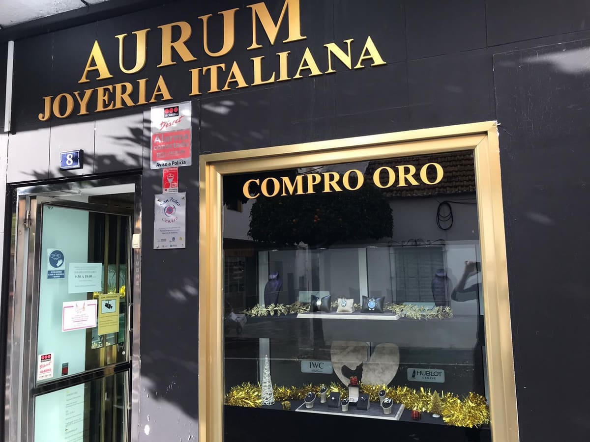 Fachada de Aurum Joyería Italiana en la Avenida Marqués del Duero, con el escaparate Compro oro