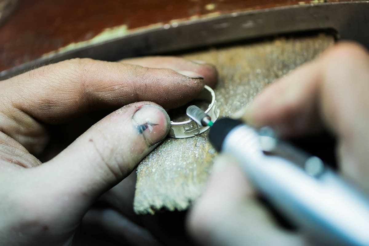 Joyas de oro sobre una balanza de precisión en el mostrador
